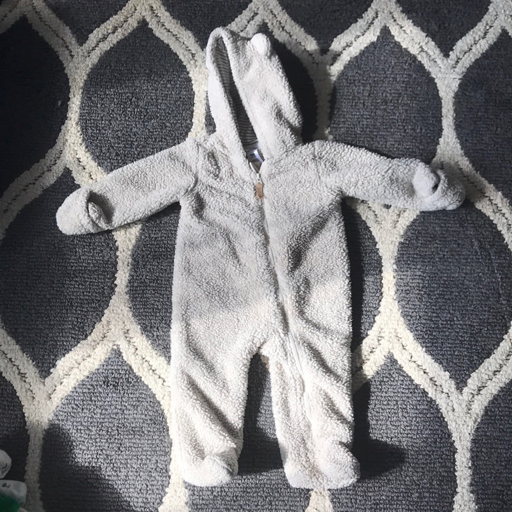 Gender neutral snow suit by carter’s 9months